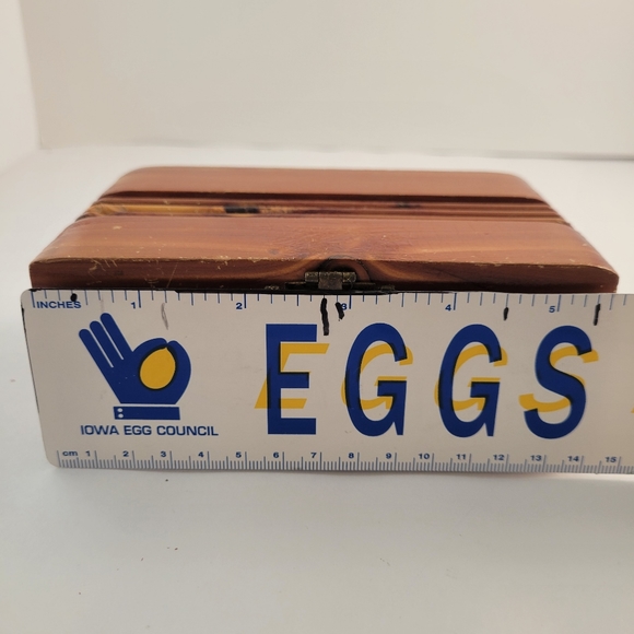 Vintage JB Deere Cedarcraft cedar jewelry/trinket box. - Picture 6 of 8